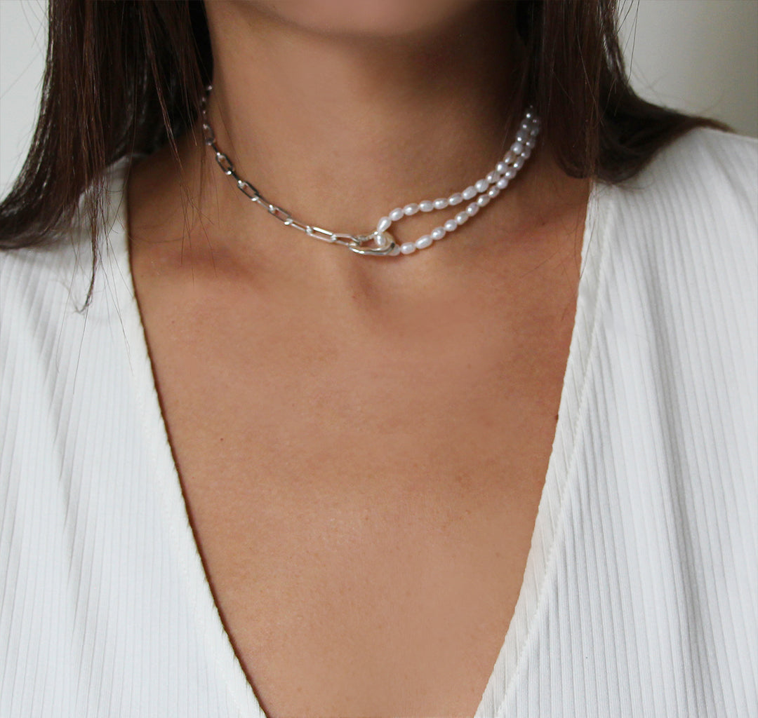 WHITE NECKLACE
