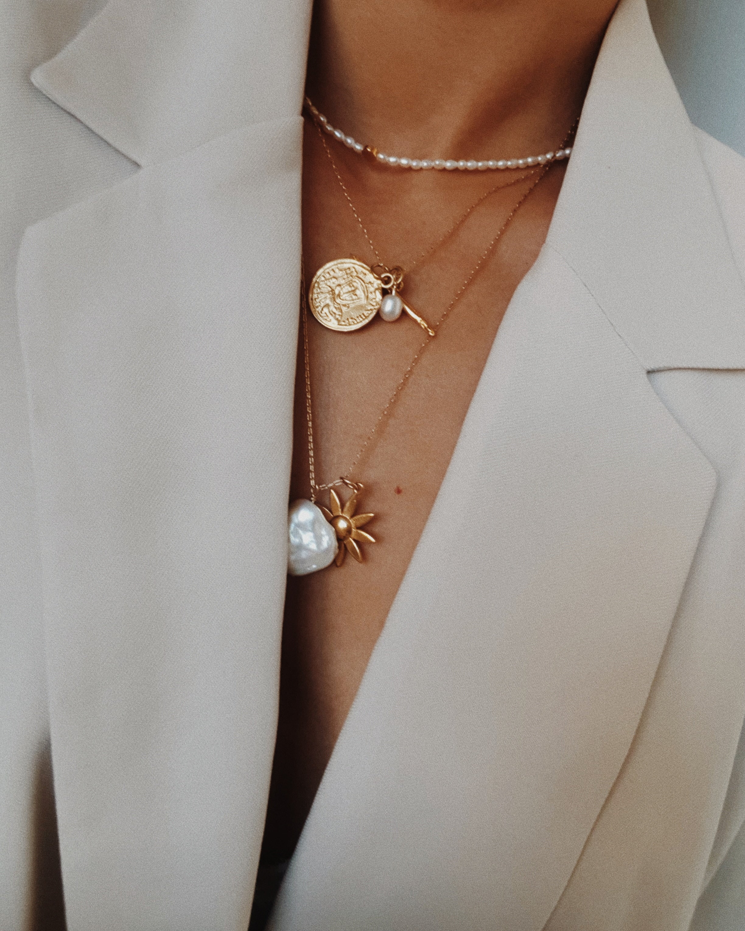 PEARLS CHOKER